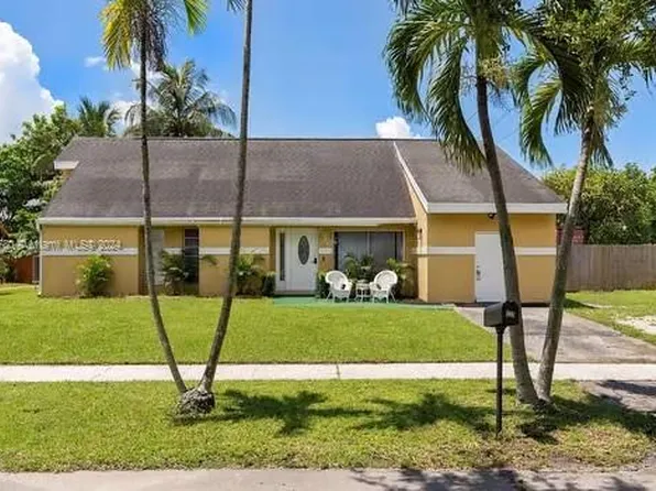 8960 Crescent Dr, Miramar, FL 33025