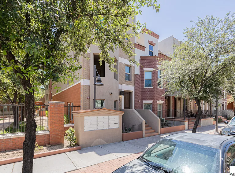 563 W 6th St — Photo 3