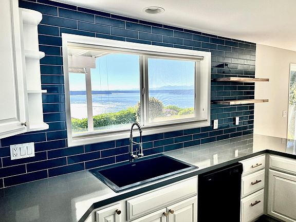 3rd image of 5556 Beverly Ave NE #2