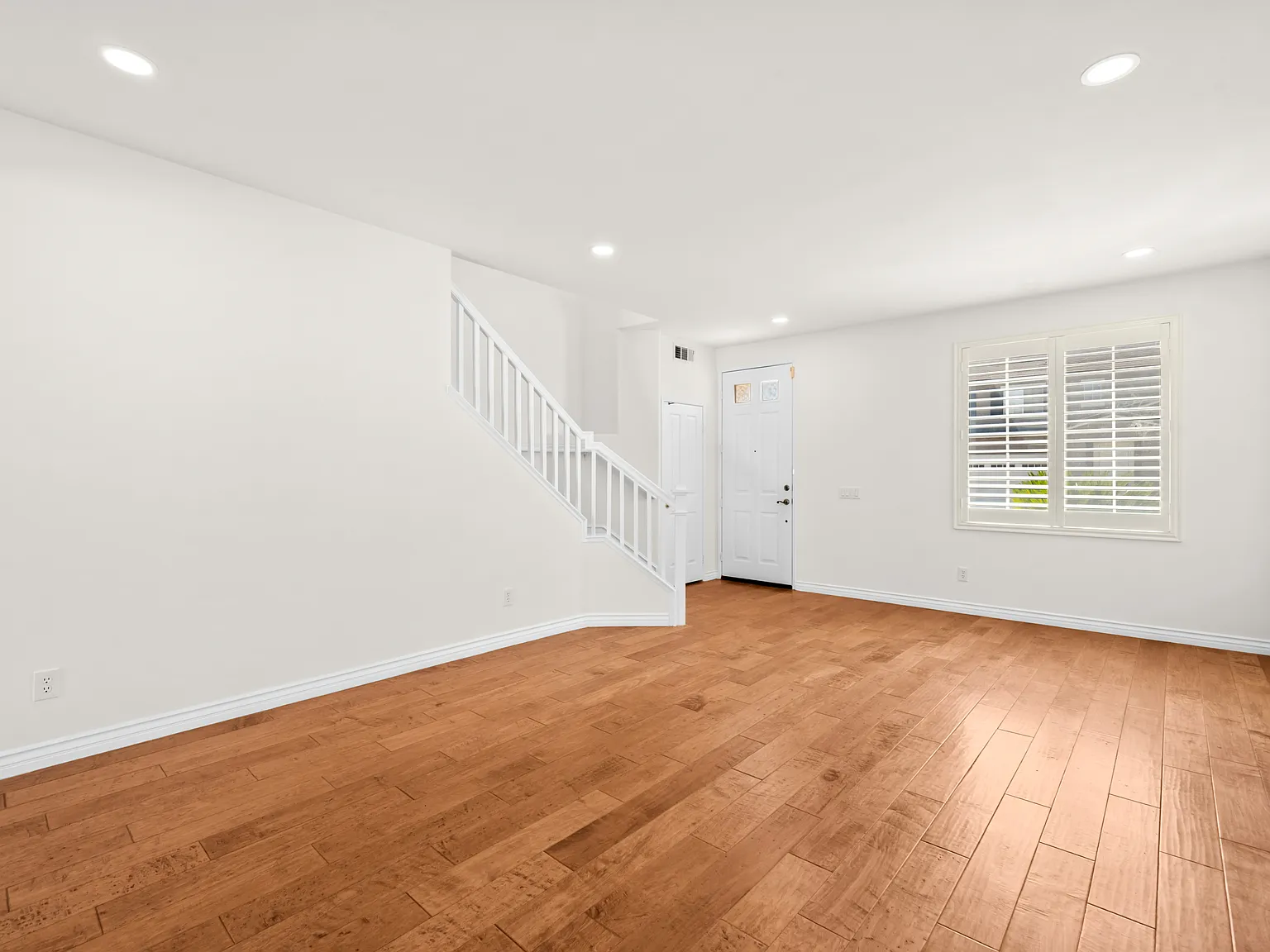 6 bed, 4.5 bath, 3270 sqft, $7,895 — Photo 2