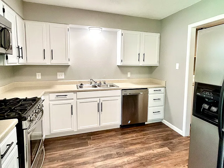 850 N Lola Ln — Photo 3
