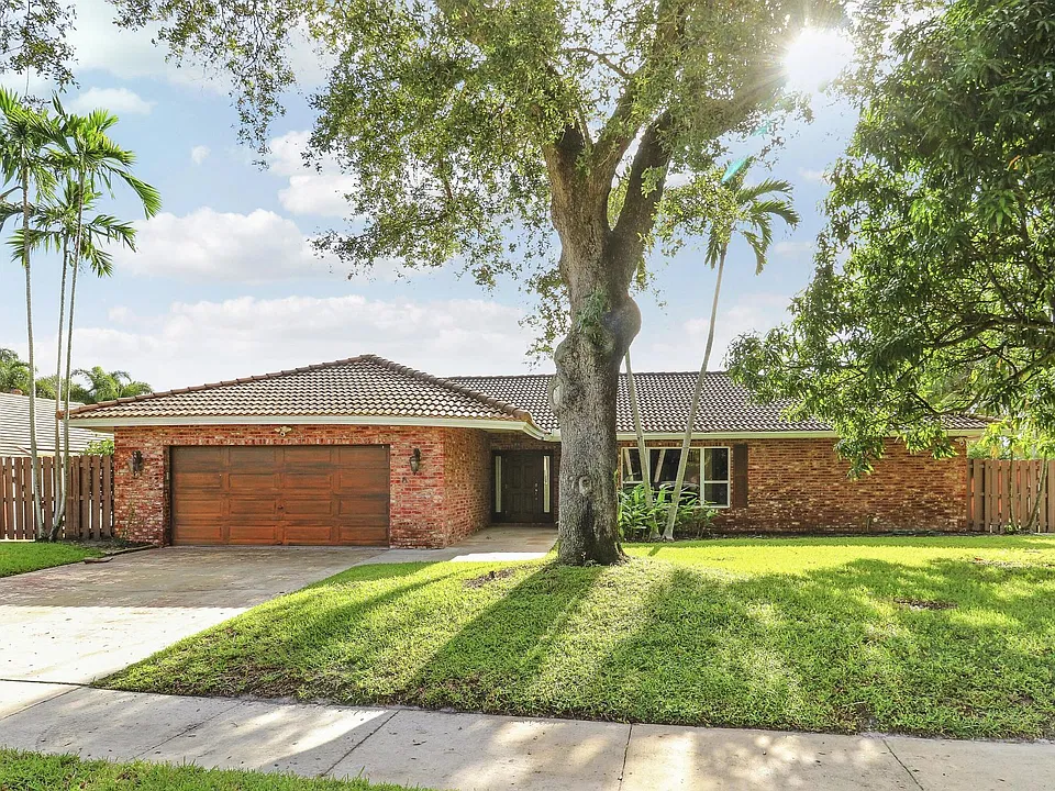 100 SW 15th Ct