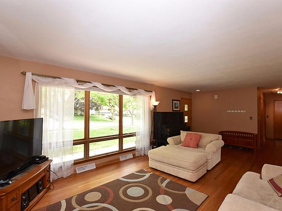 4th image of 900 Hawthorn Dr