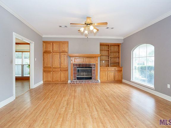 3rd image of 18512 White Oak Dr