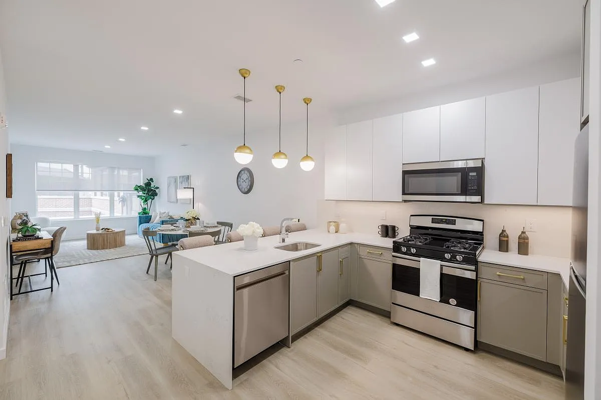 110 Washington — Photo 1