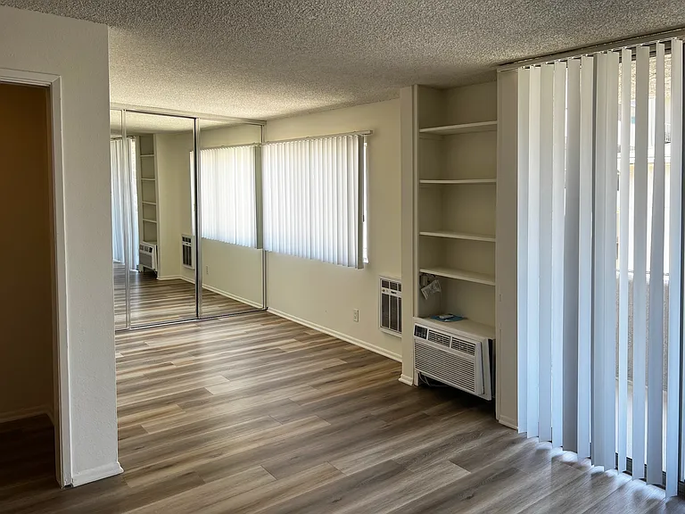 Barry Apartments — Photo 9