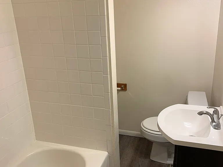 5600 University Way NE — Photo 3