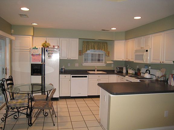 Eat-In Kitchen
