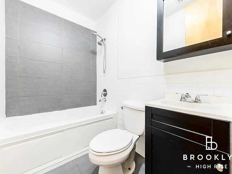 543 Madison St #3R — Photo 6