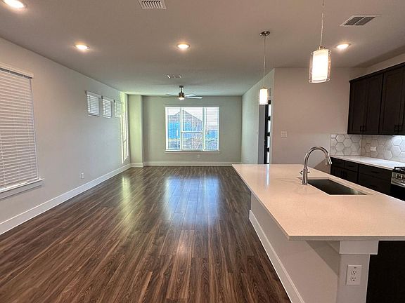 5th image of 1017 Carnation Dr