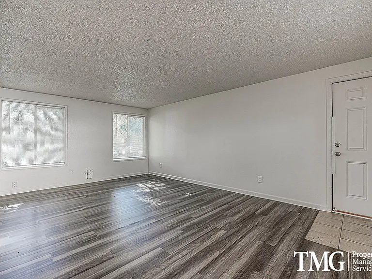 Willow Creek Apartments — Photo 4