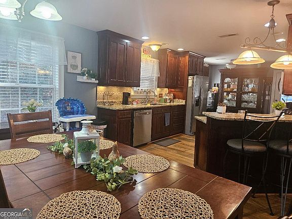 5th image of 108 Thornwood Dr SW