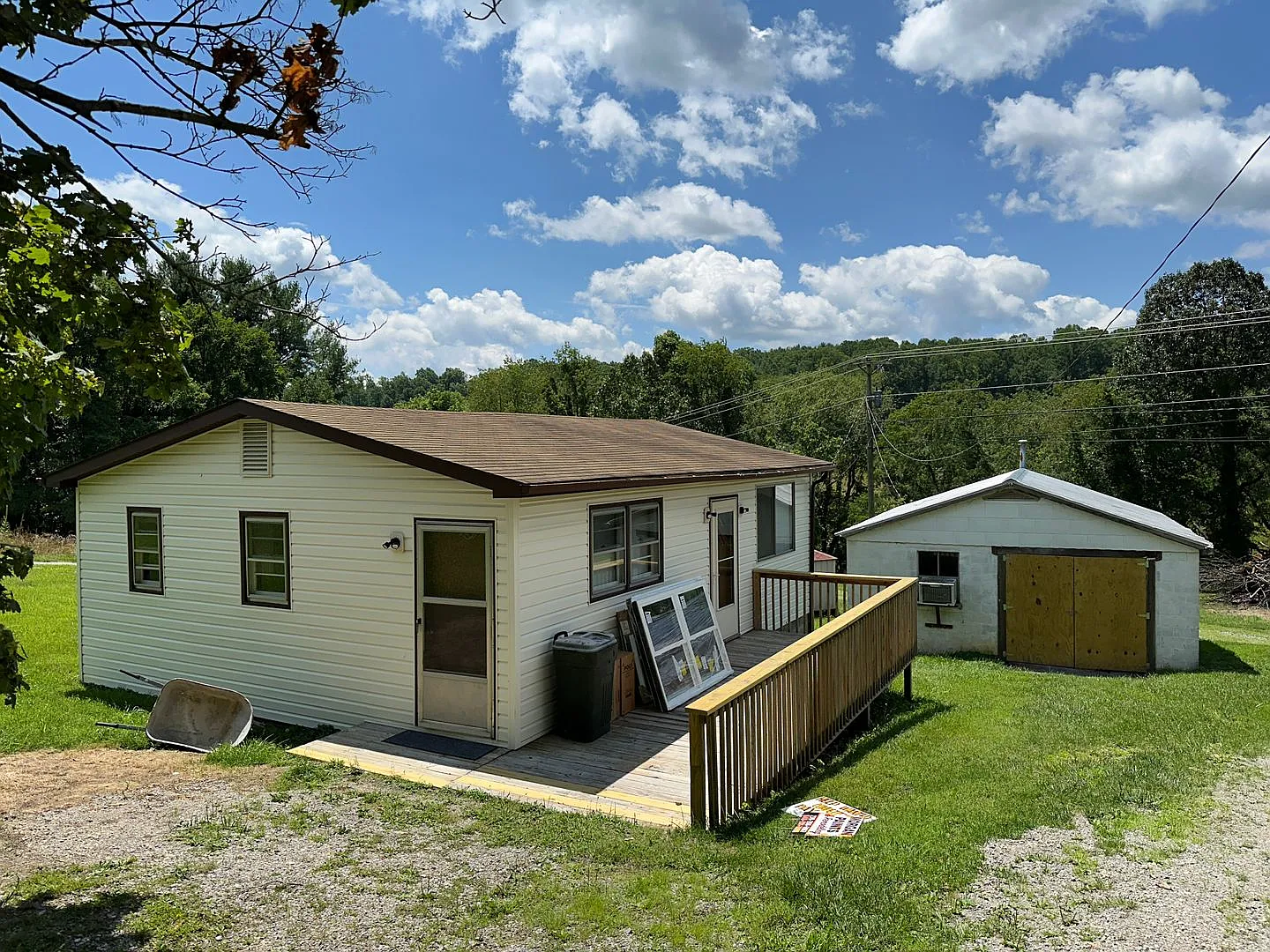 One Bedroom Home with nice yard — Photo 2