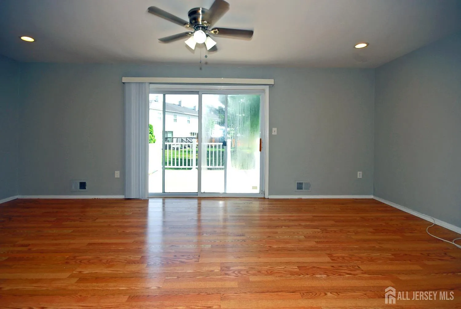 3 bed, 2.5 bath, 1092 sqft, $3,300 — Photo 3