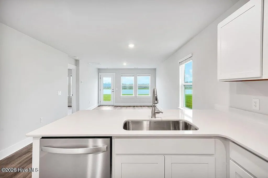 4 bed, 2.5 bath, 1948 sqft, $2,400 — Photo 3