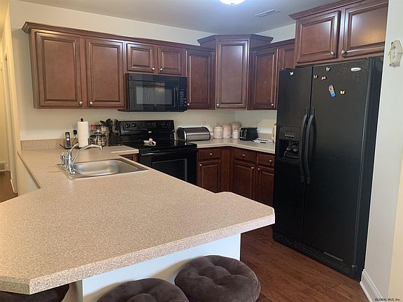 5th image of 301 Royale Ct