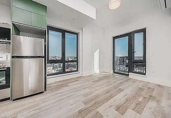 4th image of 1510 Gates Ave #1003