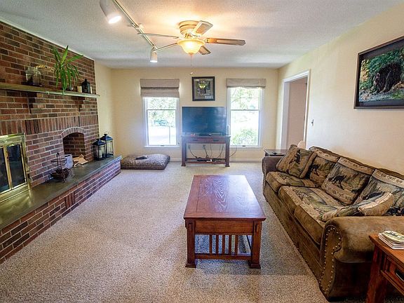 5th image of 22 Fox Hollow Ln