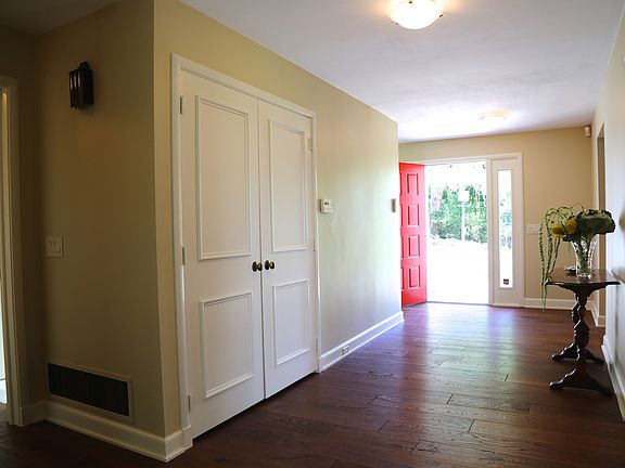 4th image of 10 Elmwood Hill Ln