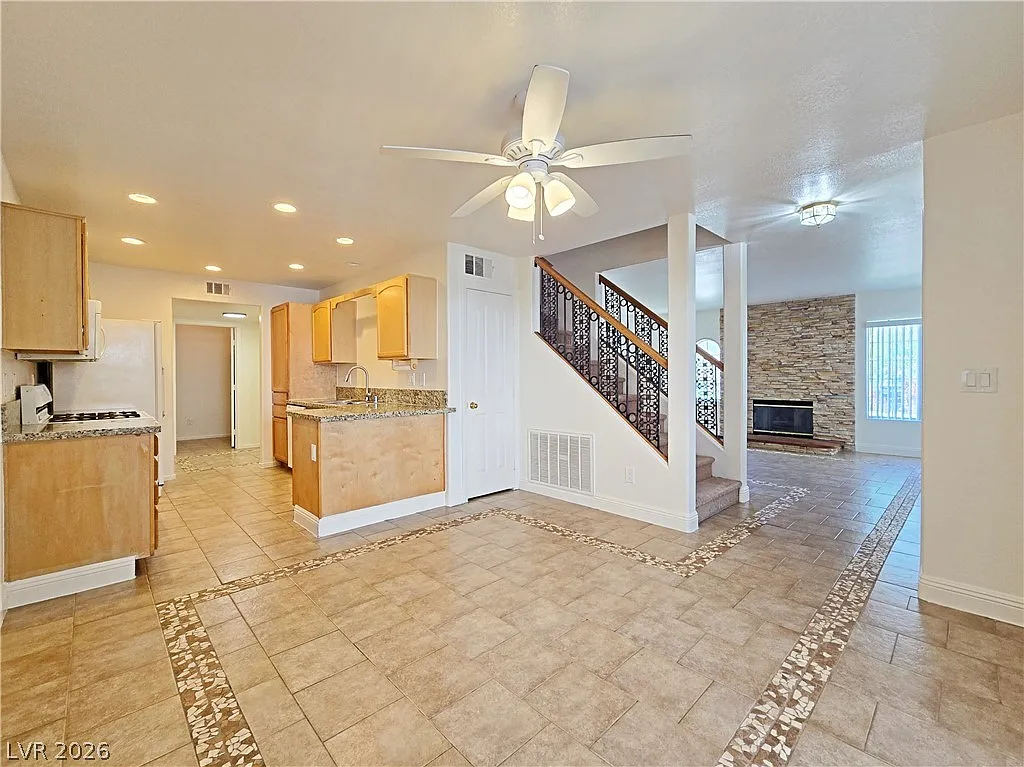 3 bed, 2.5 bath, 1774 sqft, $1,895 — Photo 2