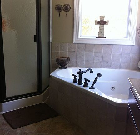Jetted garden tub