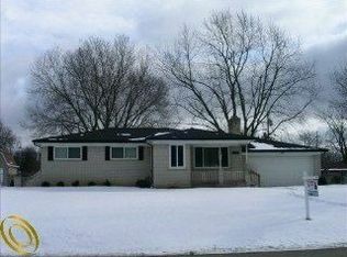 2742 Silverstone Ln, Waterford, MI 48329