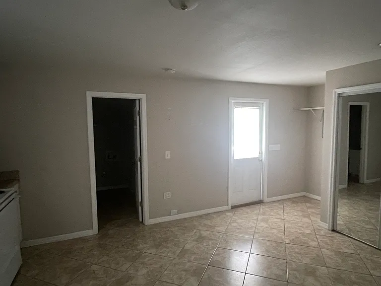 813 Kaye St — Photo 7