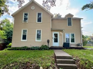 3220 Cleveland St, Clinton, IA 52732