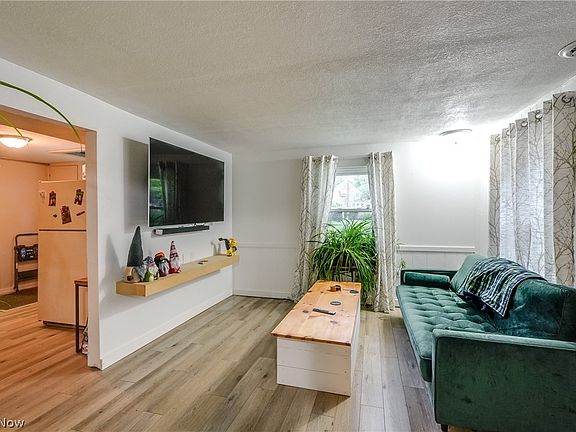 4th image of 207 Hunter Ave