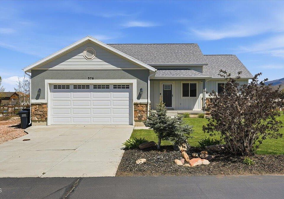 1st image of 376 River Bluffs Dr