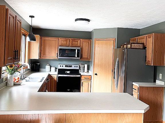 4th image of 326 Silver Meadow Dr