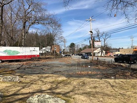 3rd image of 922 Lynnfield St