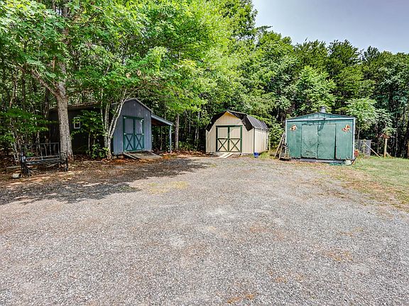 4th image of 572 Leonard Ln
