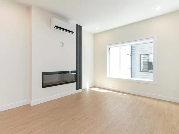 924 Jenkins Ave #304, Langford, BC V9B 2N7