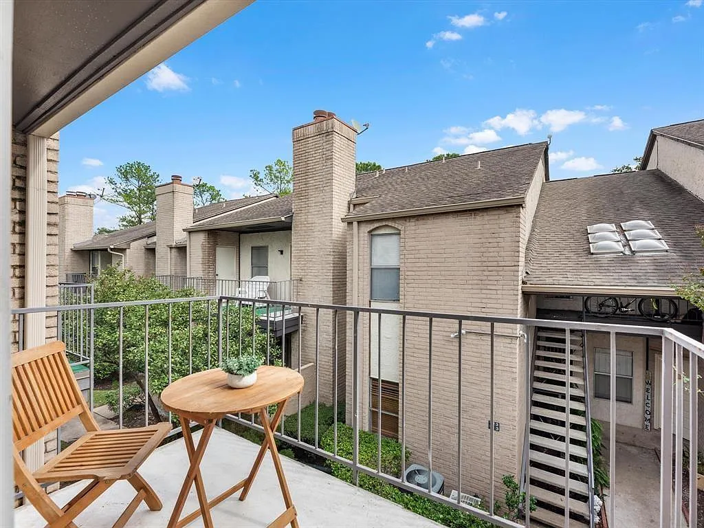 1 bed, 1.5 bath, 896 sqft, $1,320 — Photo 2