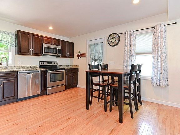 4th image of 75 Jackson St