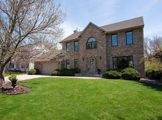 869 Spring Hill Dr, Woodbury, MN 55125