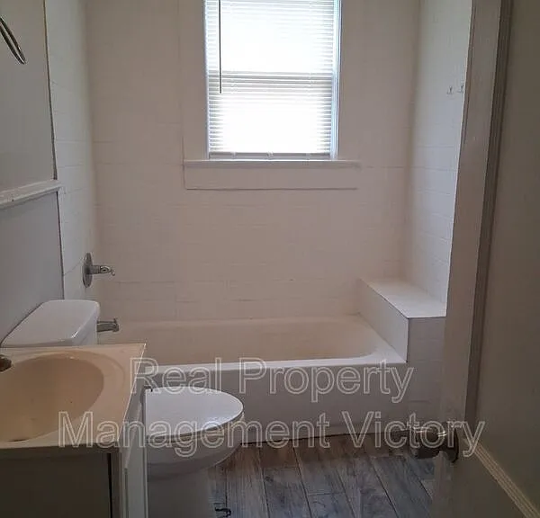 7017 Division Ave — Photo 4