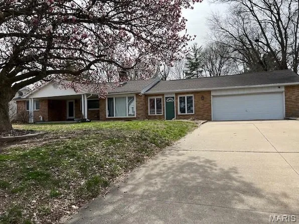 2305 W Delmar Ave, Godfrey, IL 62035