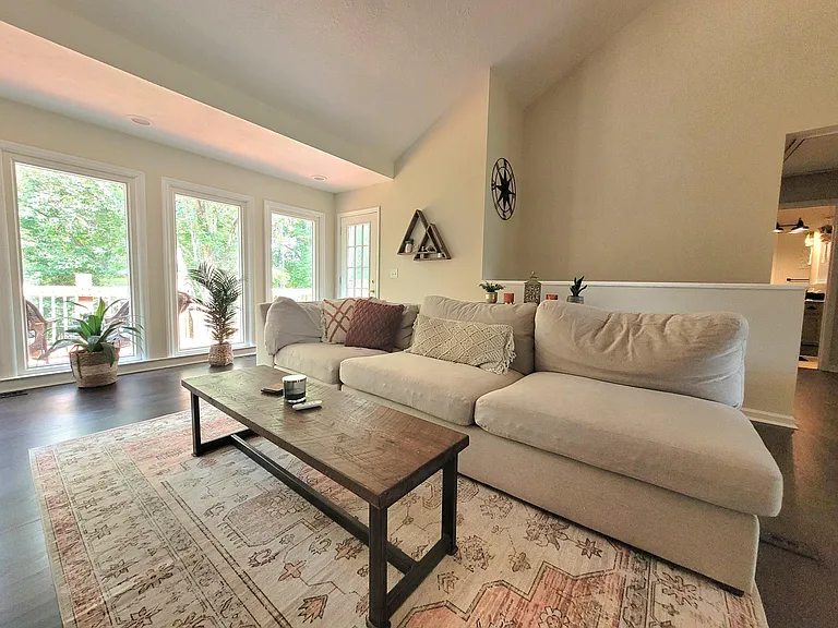 724 Sandburg Pl — Photo 3
