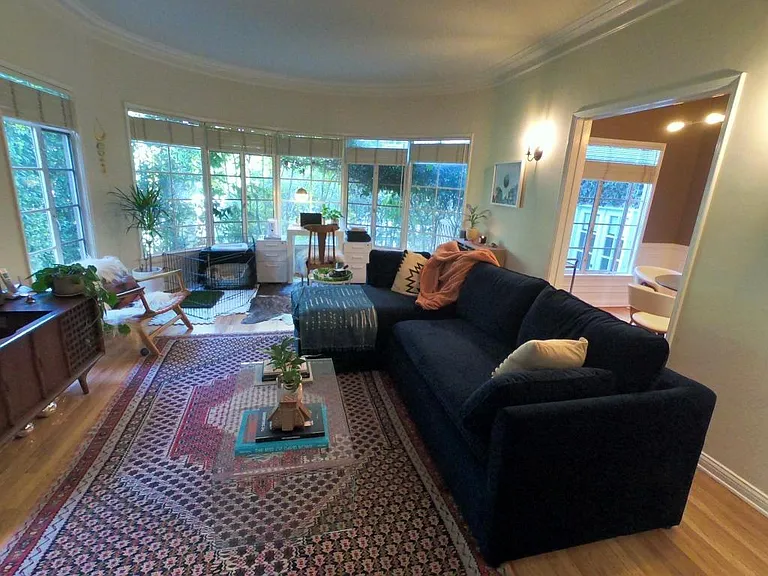 2285 N Beachwood Dr #6 — Photo 17