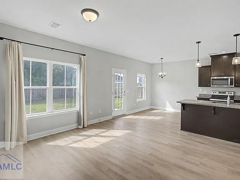 547 Fairview Cir — Photo 2