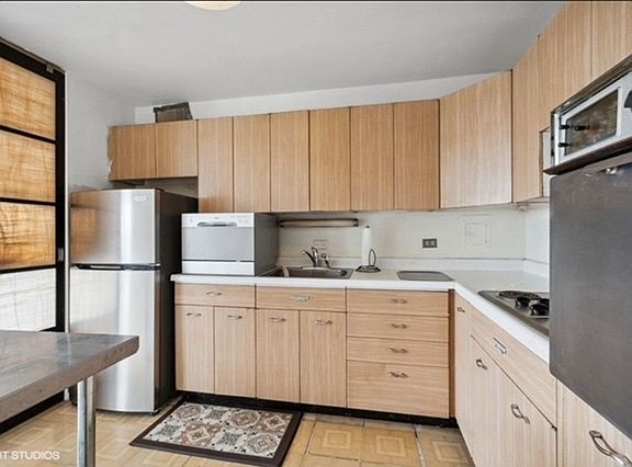 3rd image of 5701 N Sheridan Rd