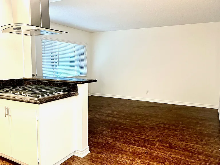 Chateau Apartments — Photo 11