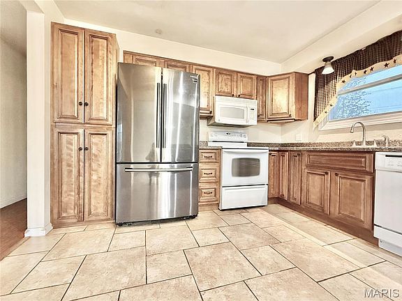 5th image of 221 Summit Hill Dr
