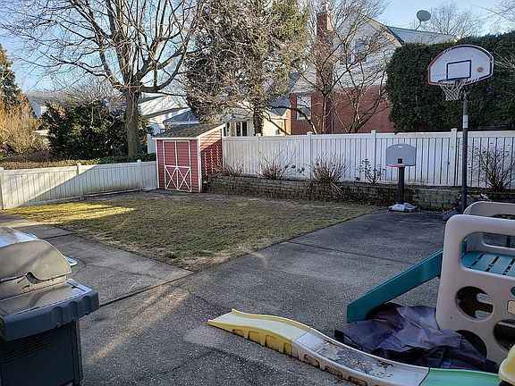 5th image of 126 Oak St