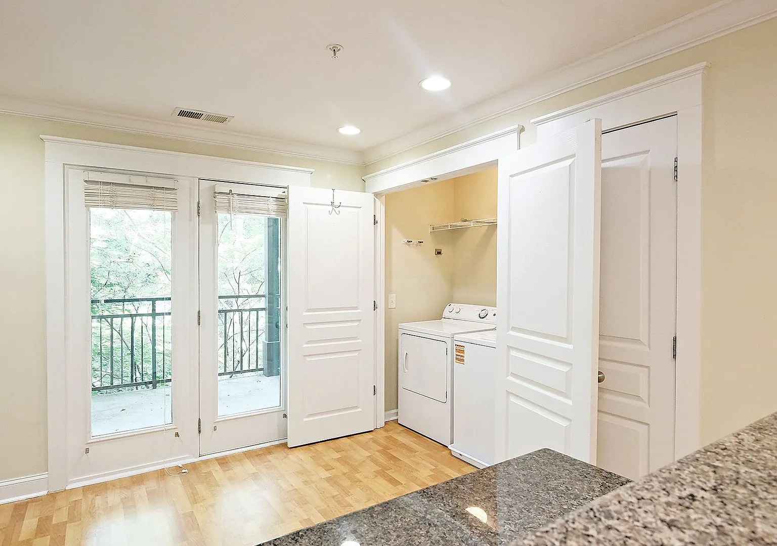 $500 Off 1st Month's Rent! Student + Pet-Friendly Woodlands Condo — Photo 3