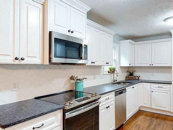 3rd image of 3 Knollwood Blvd