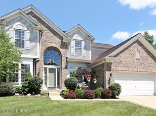 2 Rosewood Ct, Streamwood, IL 60107