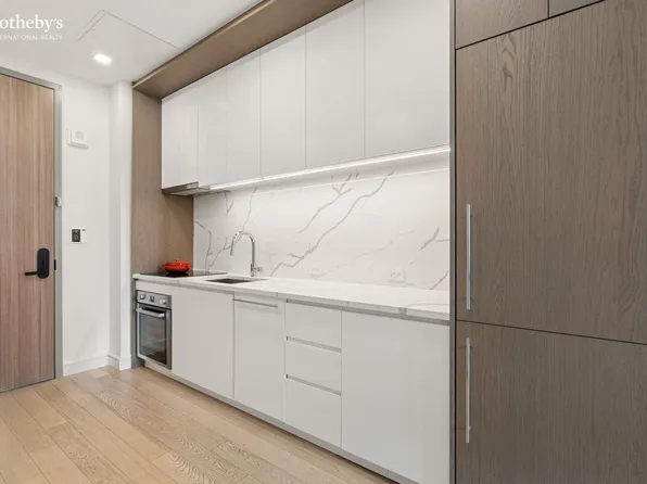 45-30 Pearson Street image 3 of 19